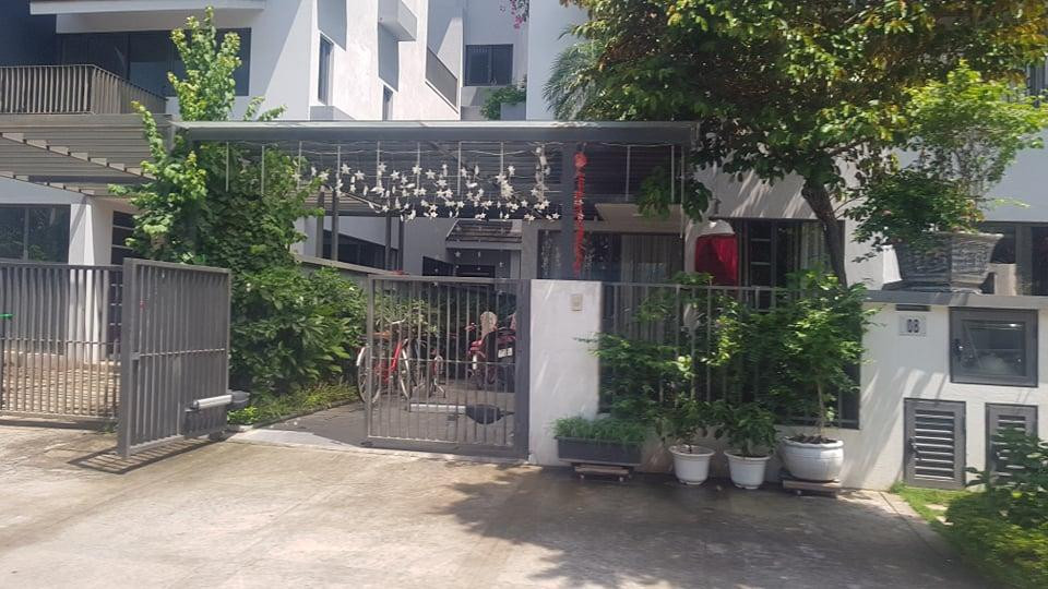 Những ngôi biệt thự, liền kề được chủ nhà tận dụng khoảng không để cơi nới sai thiết kế được phê duyệt. Việc này phá vỡ quy hoạch và tạo ra bộ mặt đô thị nhếch nhác...