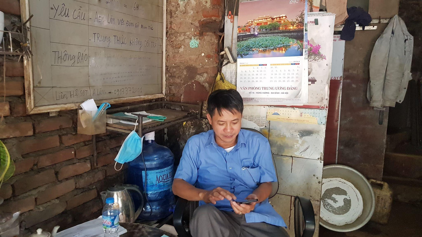 Thép tăng giá khiến chủ cửa hàng sắt thép chóng mặt điều chỉnh giá bán hằng ngày. Thép tăng giá khiến chủ cửa hàng sắt thép chóng mặt điều chỉnh giá bán hằng ngày.