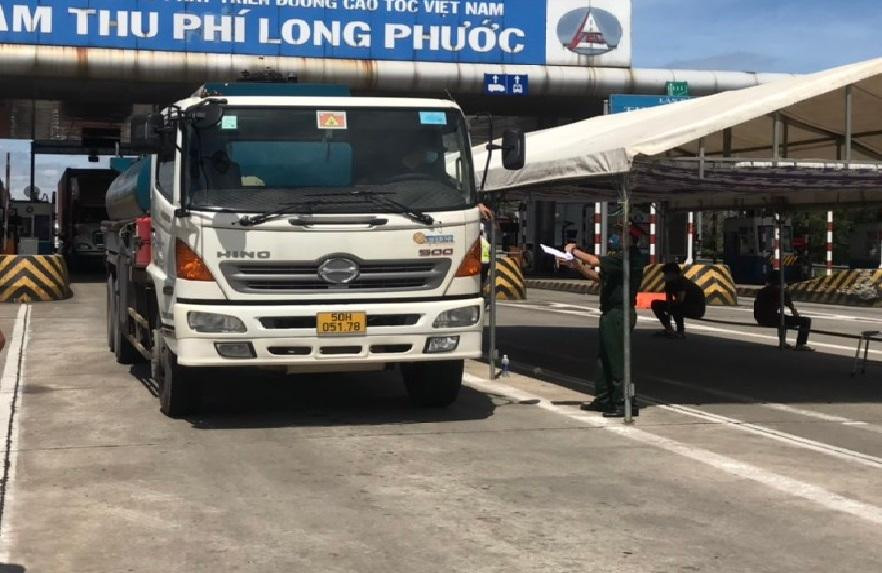 Ngày đầu TPHCM thực hiện giãn cách theo Chỉ thị 16 xảy ra hiện tượng ùn ứ cục bộ tại một số chốt kiểm dịch. Ngày đầu TPHCM thực hiện giãn cách theo Chỉ thị 16 xảy ra hiện tượng ùn ứ cục bộ tại một số chốt kiểm dịch.