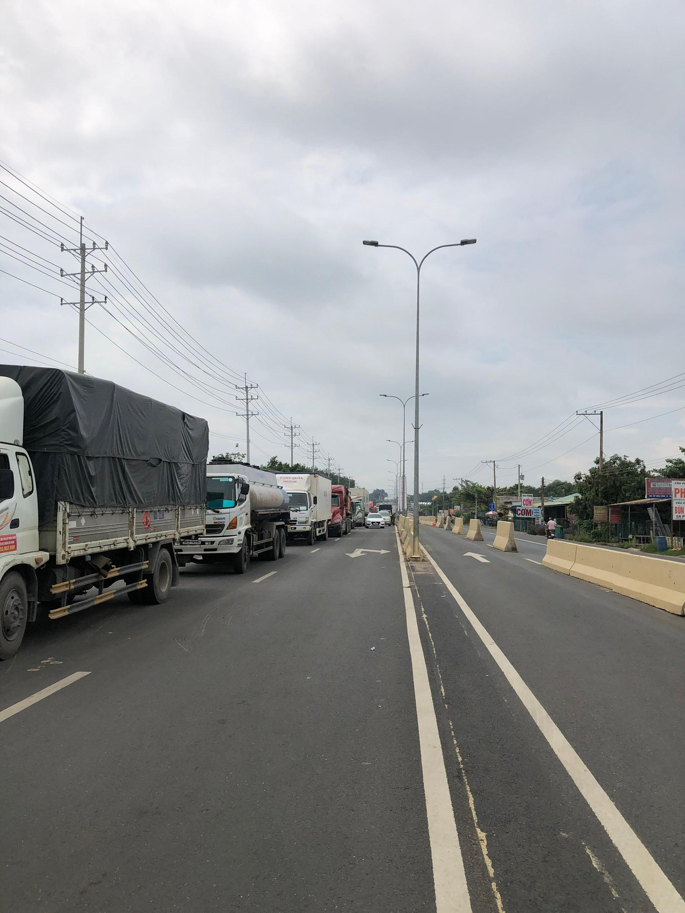 Ùn ứ kéo dài hơn 1km tại cửa ngõ Tây Ninh. Ùn ứ kéo dài hơn 1km tại cửa ngõ Tây Ninh.