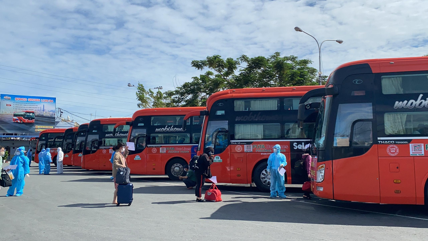 906 người dân Bến Tre được về lại quê nhà tránh dịch trên những chuyến xe nghĩa tình. 906 người dân Bến Tre được về lại quê nhà tránh dịch trên những chuyến xe nghĩa tình.