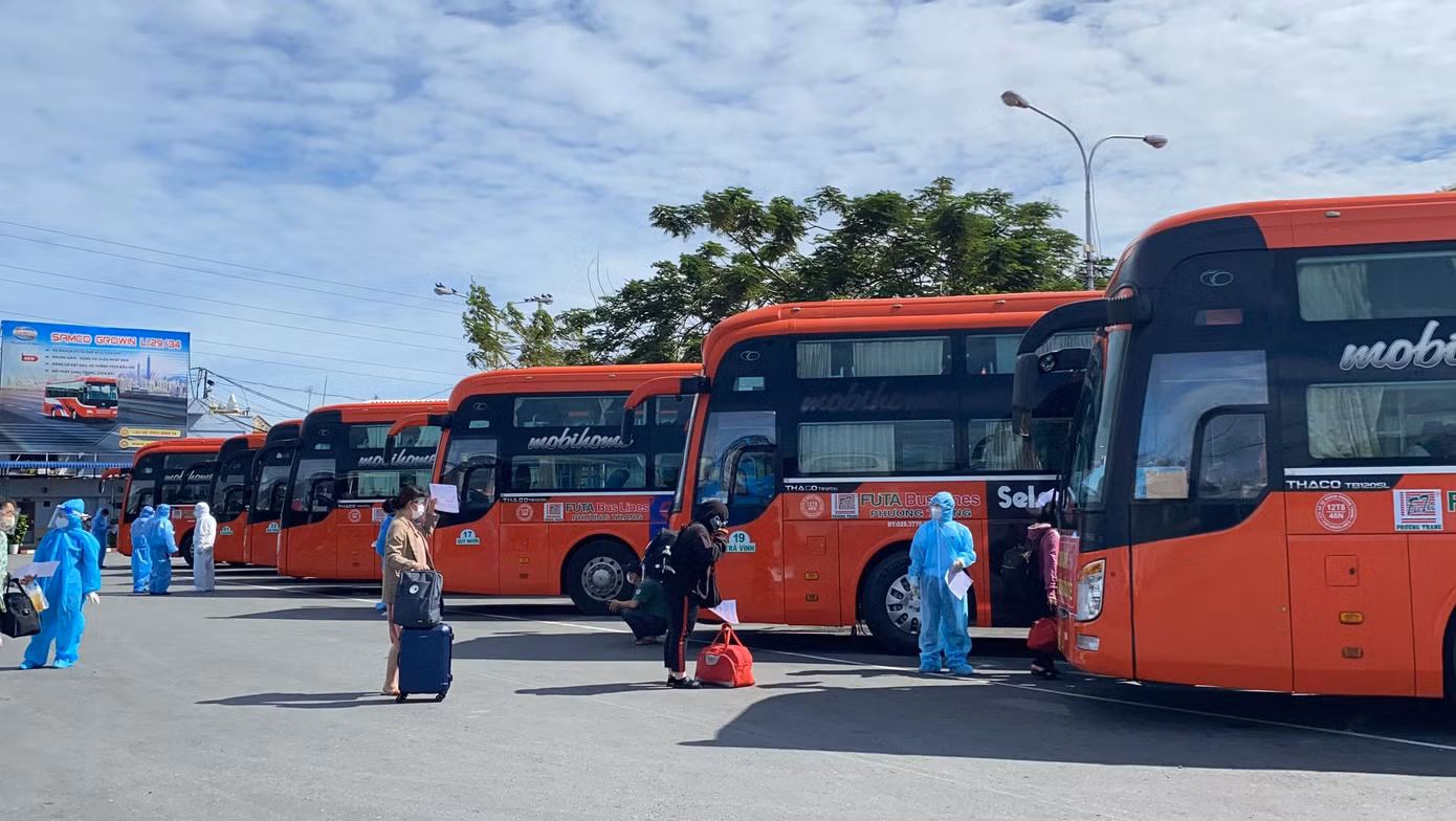 906 người dân Bến Tre được về lại quê nhà tránh dịch trên những chuyến xe nghĩa tình. 906 người dân Bến Tre được về lại quê nhà tránh dịch trên những chuyến xe nghĩa tình.