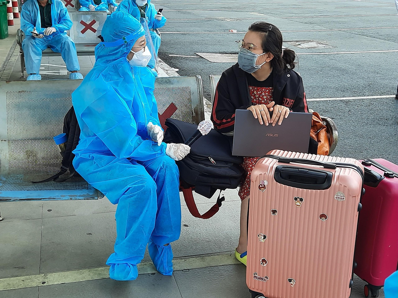 Nhiều người vui mừng khi đăng ký được để về quê trong khi nhiều hoàn cảnh khác phải đi xe máy về quê. Nhiều người vui mừng khi đăng ký được để về quê trong khi nhiều hoàn cảnh khác phải đi xe máy về quê.