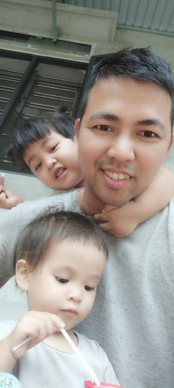 Anh Hoàng Văn Đỗ chấp nhận ở nhà trông 2 con bởi không biết bao giờ dịch mới chấm dứt. Anh Hoàng Văn Đỗ chấp nhận ở nhà trông 2 con bởi không biết bao giờ dịch mới chấm dứt.