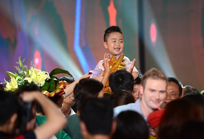 Gia đình công kênh Quốc Thái khi biết tin con trai chiến thắng và sẽ giành được cơ hội đến Australia để thăm quan và giao lưu âm nhạc cùng câu lạc bộ Hello Music Land. Gia đình công kênh Quốc Thái khi biết tin con trai chiến thắng và sẽ giành được cơ hội đến Australia để thăm quan và giao lưu âm nhạc cùng câu lạc bộ Hello Music Land