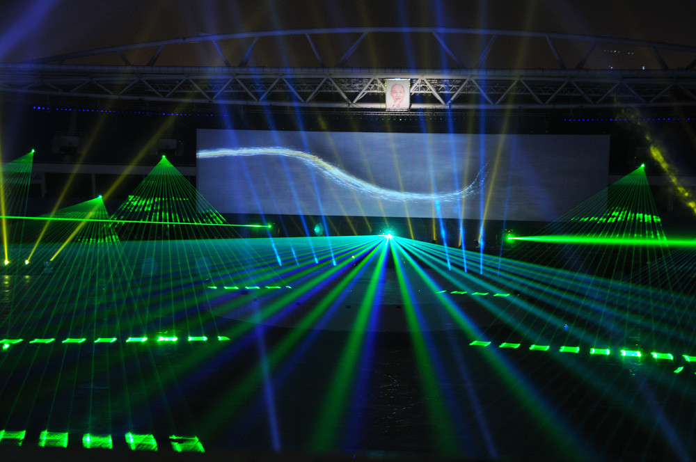 Ánh sáng hiện đại, góp phần tạo nên đêm nghệ thuật hoành tráng chào mừng Đại lễ Thủ đô nghìn năm tuổi. Ảnh: Hồng Vĩnh . Ánh sáng hiện đại, góp phần tạo nên đêm nghệ thuật hoành tráng chào mừng Đại lễ Thủ đô nghìn năm tuổi. Ảnh: Hồng Vĩnh