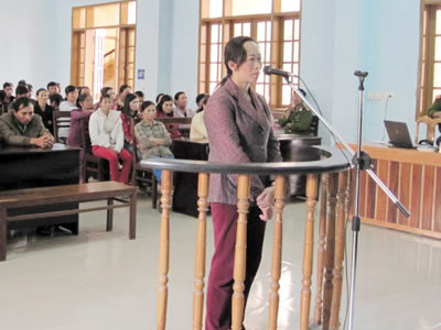 Bị cáo Nguyễn Thị Hồng Linh tại phiên tòa phúc thẩm. Bị cáo Nguyễn Thị Hồng Linh tại phiên tòa phúc thẩm