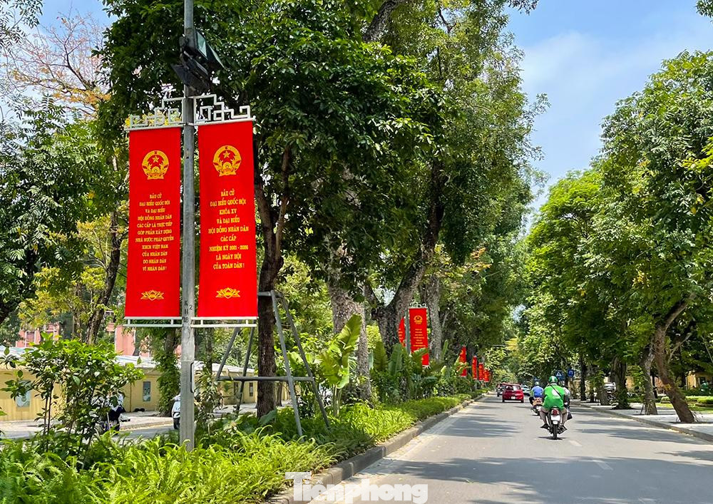 Băng rôn được treo dọc đường Hoàng Diệu