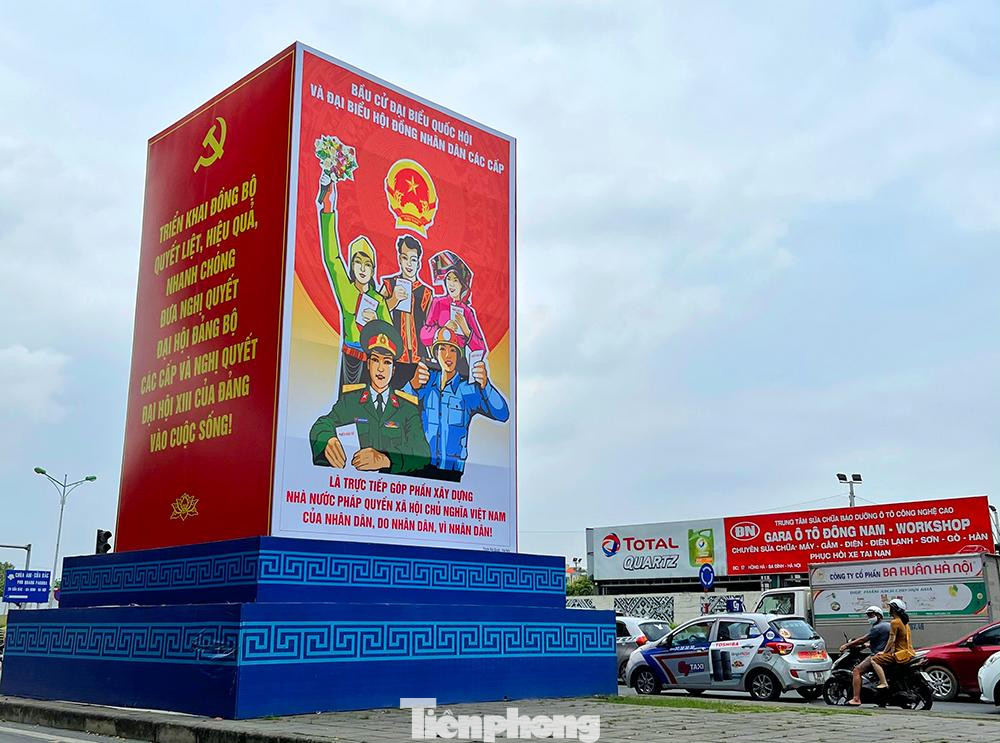 Tại khắp các ngả đường của thành phố Hà Nội, từ trung tâm quận Hoàn Kiếm, Ba Đình cho đến những quận huyện còn lại, tràn ngập sắc đỏ, treo rất nhiều các băng rôn, khẩu hiệu, pa nô, áp phích cổ động, tuyên truyền cho ngày hội non sông.