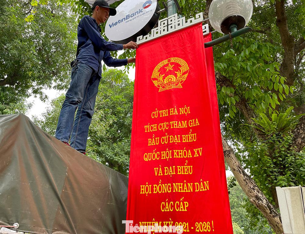 Các băng rôn,áp phích cũng được lắp đặt trên trục đường Điện Biên Phủ, quận Ba Đình