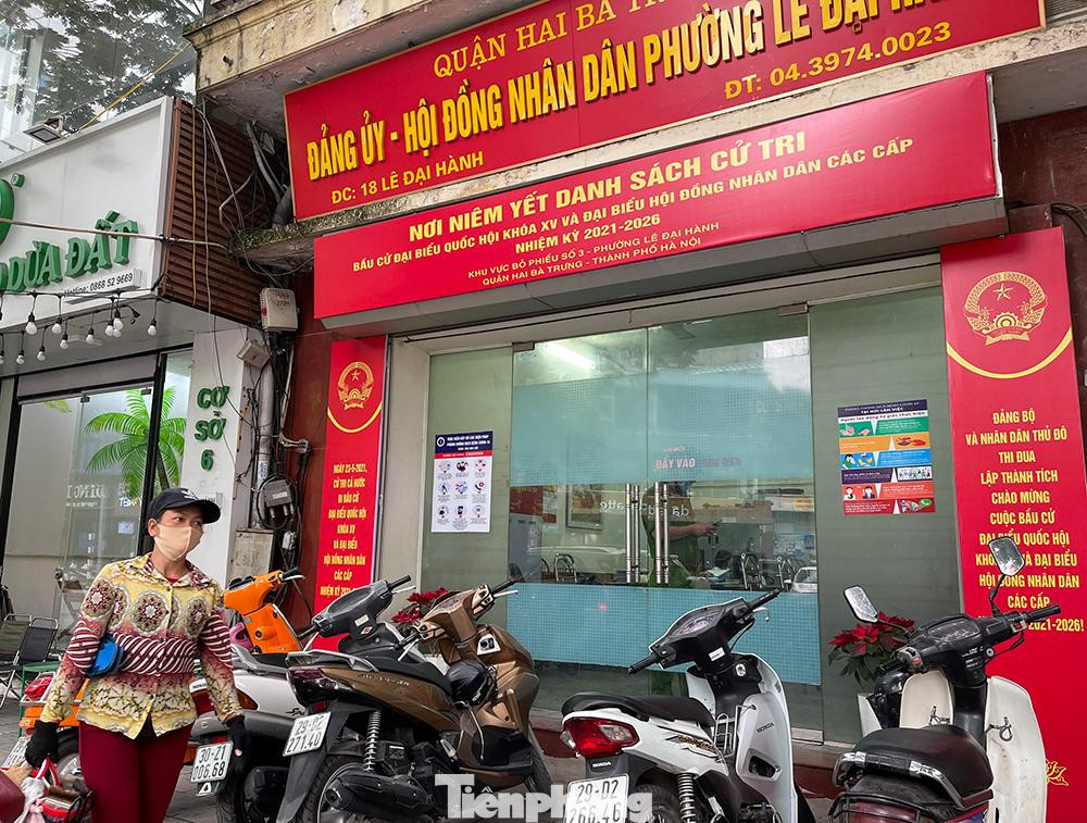 Nơi niêm yết danh sách cử tri bầu cử đại biểu Quốc hội khóa XV và đại biểu Hội đồng nhân dân các cấp nhiệm kỳ 2021-2026 tại phường Lê Đại Hành, quận Hai Bà Trưng, Hà Nội