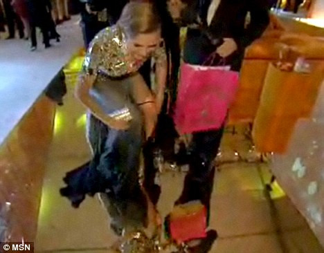 Hành động gây sốc của siêu mẫu ngay tại bữa tiệc