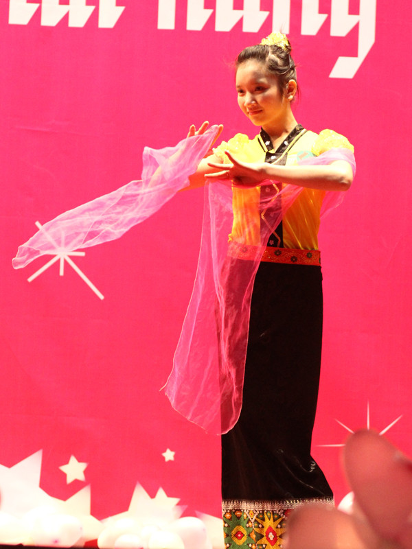 Yểu điệu với màn múa lụa