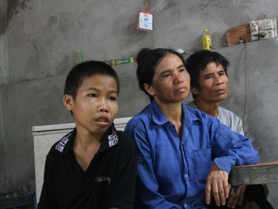 Nỗi đau trĩu nặng của anh Biển, chị Ức. Ảnh: T.H