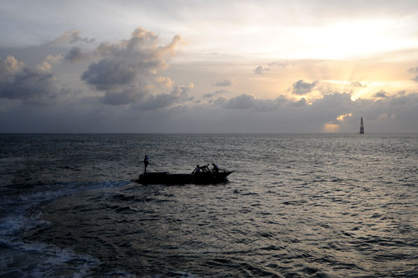 Một ca tuần tra trên chiếc xuồng CQ của các chiến sỹ đảo chìm Đá Lát