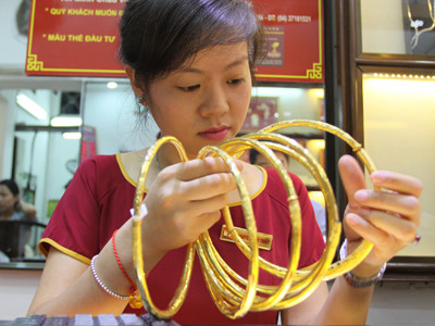 Hôm qua tại Hà Nội, khá đông khách hàng đến ngân hàng rút vàng, trong khi nhiều người tới cửa hàng vàng bạc bán chốt lời