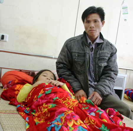 Em Tâm và bố tại bệnh viện. Ảnh: Dân Trí