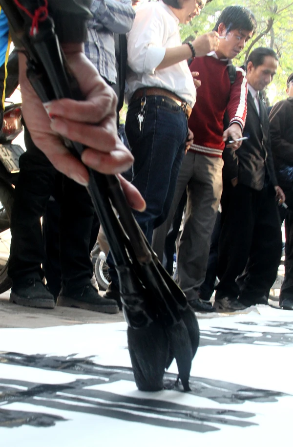 Thậm chí, có thầy đồ kết hợp cùng lúc 4 bút lông