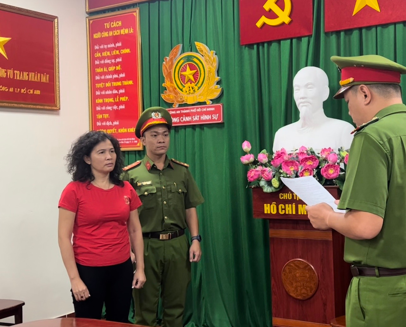 Hàn Ni tại thời điểm công an tống đạt quyết định bắt tạm giam. Hàn Ni tại thời điểm công an tống đạt quyết định bắt tạm giam.