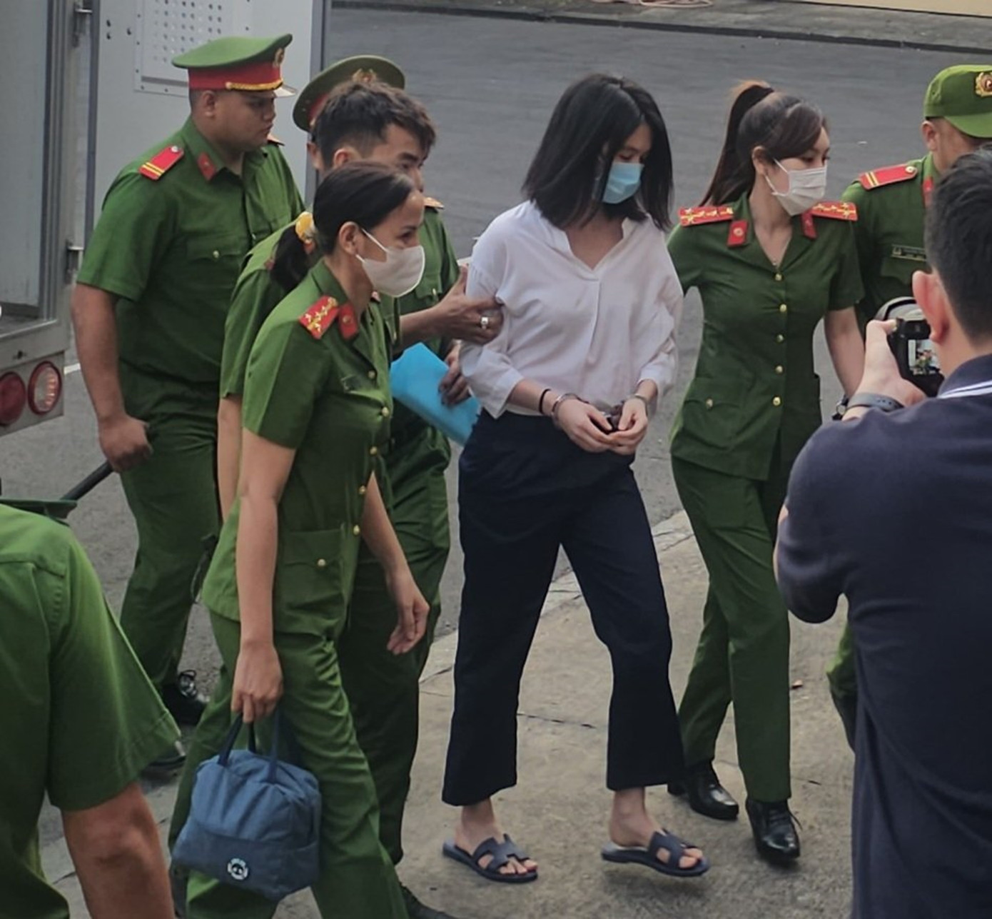 Cảnh sát dẫn giải bị cáo Ngọc Trinh vào phòng xử án.