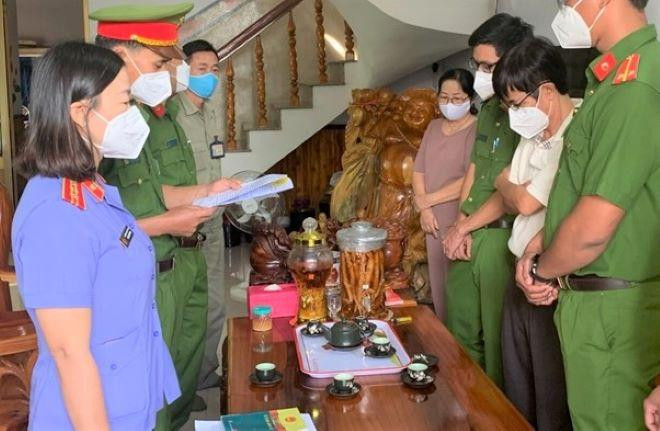 Ông Nam (áo trắng, bìa phải) bị khởi tố, bắt giam Ông Nam (áo trắng, bìa phải) bị khởi tố, bắt giam