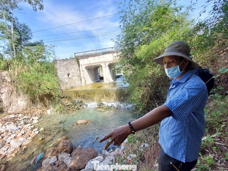 Chiều 24/11, ghi nhận của PV Tiền Phong cho thấy, tại Suối Đòn Gánh tiếp giáp đường ĐT749C thuộc ấp Hố Muôn, xã Long Nguyên, huyện Bàu Bàng, tỉnh Bình Dương xảy ra tình trạng sạt lở nghiêm trọng. "Nhà tôi ở đầu nguồn nên sạt lở rất nặng, cây trồng như dừa, tre đều bị cuốn trôi do sạt lở, gia đình luôn sống trong lo sợ", ông Nguyễn Văn Bảo nói.