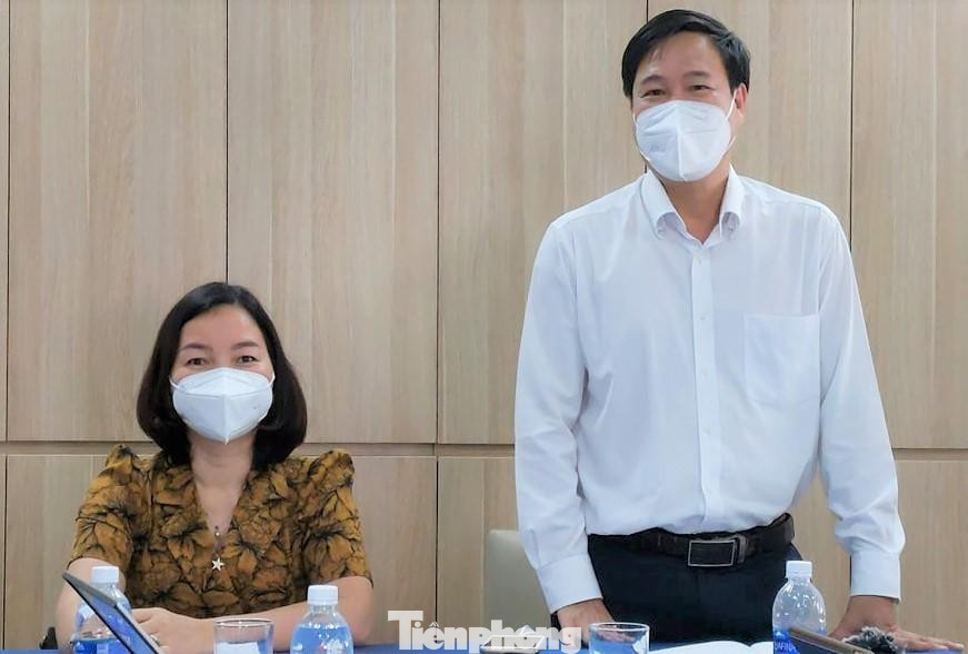 TS.BS Nguyễn Hồng Chương (bìa phải) thông tin về việc công bố bổ sung ca mắc COVID-19