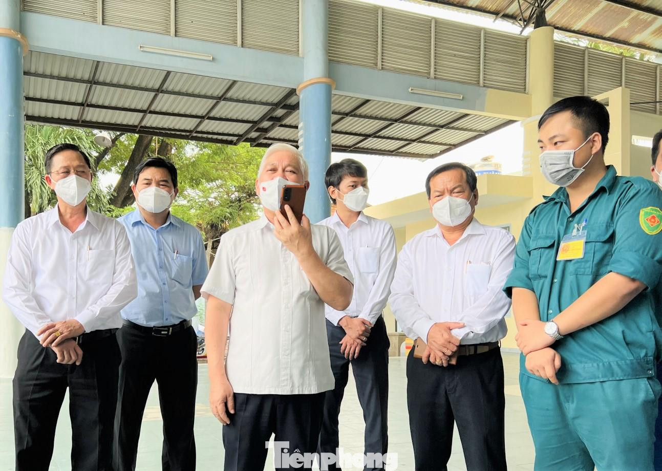 Bí thư Tỉnh ủy Bình Dương Nguyễn Văn Lợi gọi điện thăm hỏi tình hình sức khỏe, đời sống sinh hoạt của một số bệnh nhân F0 đang được điều trị, cách ly y tế tại nơi cư trú. Ông Lợi cũng đề nghị lực lượng y tế luôn có mặt sẵn sàng tổ chức thăm khám, xử lý kịp thời khi người dân có các yêu cầu liên quan. Bí thư Tỉnh ủy Bình Dương Nguyễn Văn Lợi gọi điện thăm hỏi tình hình sức khỏe, đời sống sinh hoạt của một số bệnh nhân F0 đang được điều trị, cách ly y tế tại nơi cư trú. Ông Lợi cũng đề nghị lực lượng y tế luôn có mặt sẵn sàng tổ chức thăm khám, xử lý kịp thời khi người dân có các yêu cầu liên quan.