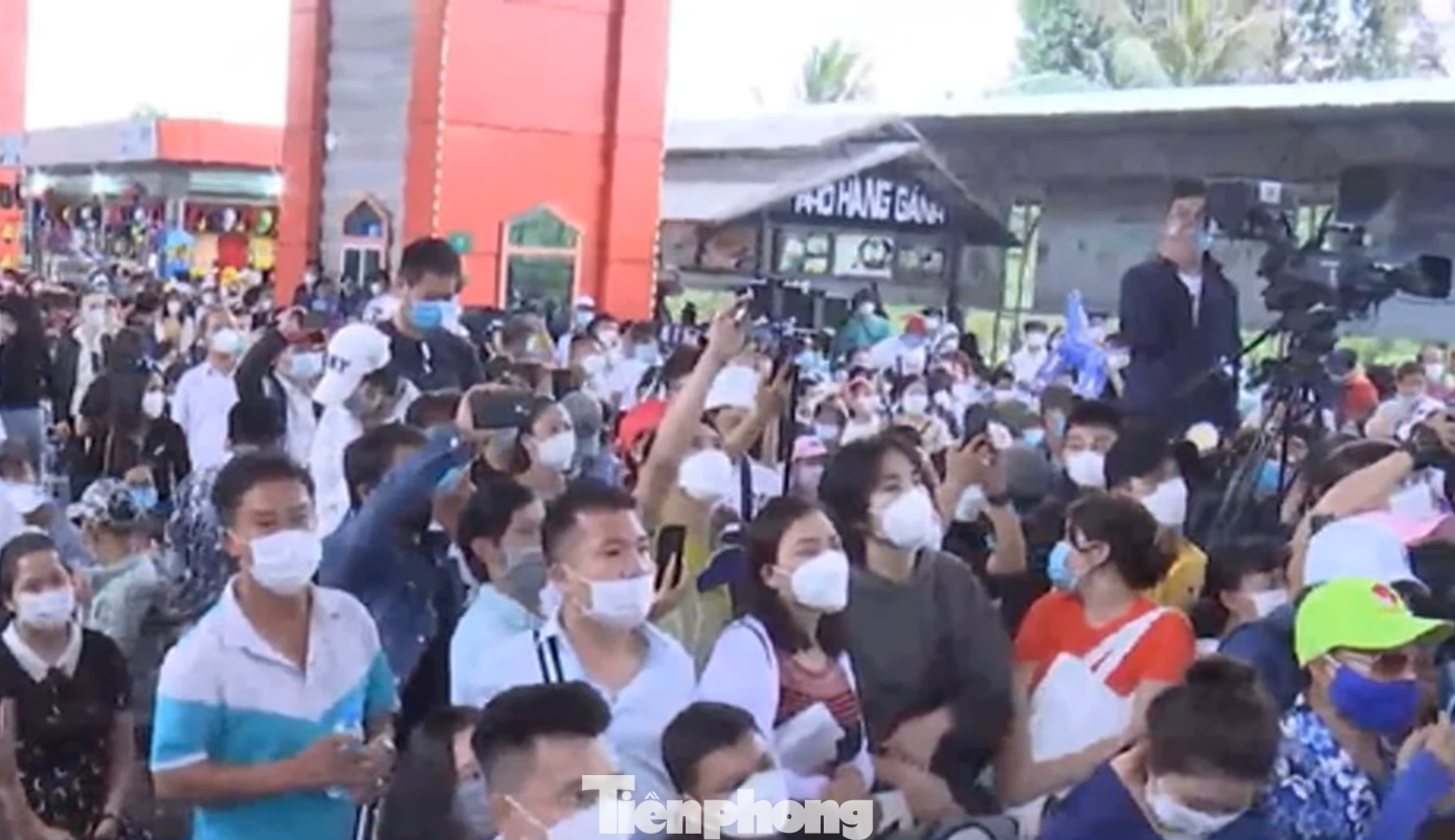 Buổi livestream của bà Nguyễn Phương Hằng có rất nhiều người tham gia mặc dịch bệnh còn phức tạp Buổi livestream của bà Nguyễn Phương Hằng có rất nhiều người tham gia mặc dịch bệnh còn phức tạp