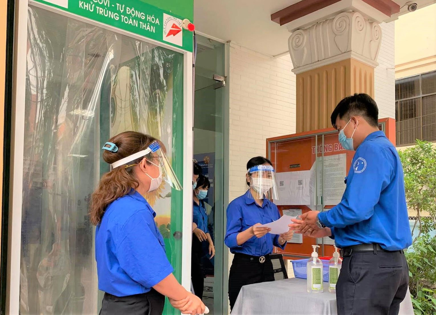 Tại các TTPVHCC cấp huyện sẽ bố trí đoàn viên thanh niên hỗ trợ, hướng dẫn người dân, doanh nghiệp chu đáo