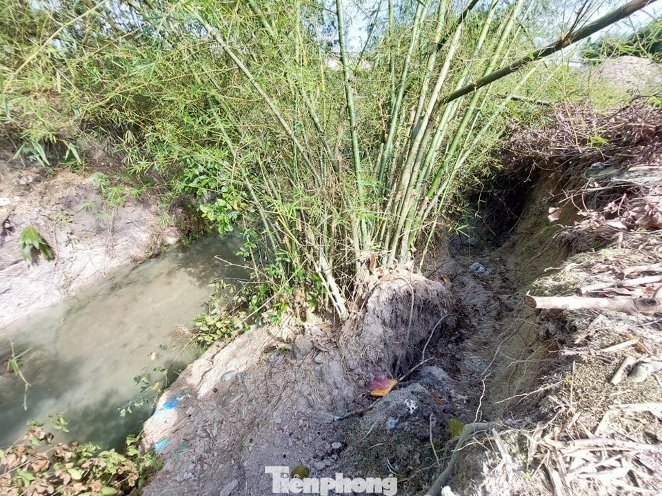 Ghi nhận cho thấy, sạt lở đất của người dân hai bên suối rất nghiêm trọng kéo dài khoảng 1km. Hơn 10 hộ dân có nhà, đất trồng cây hai bên suối bị sạt lở. Có đoạn bị sạt lở vào đất của nhà dân đến hơn 5m, hàng loạt cây trồng bị nước cuốn đi.