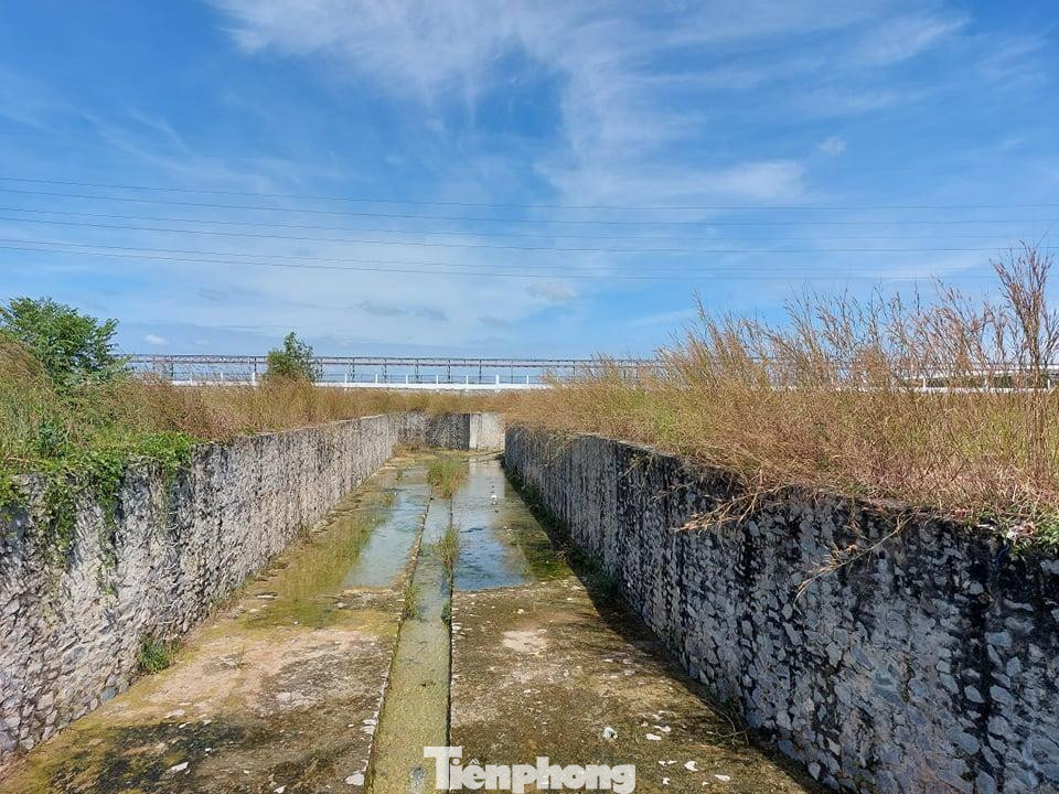 Cống thoát nước từ khu công nghiệp chảy ra suối Đòn Gánh. Người dân cho biết, mỗi khi trời mưa, lượng nước từ khu công nghiệp đổ dồn về như thác