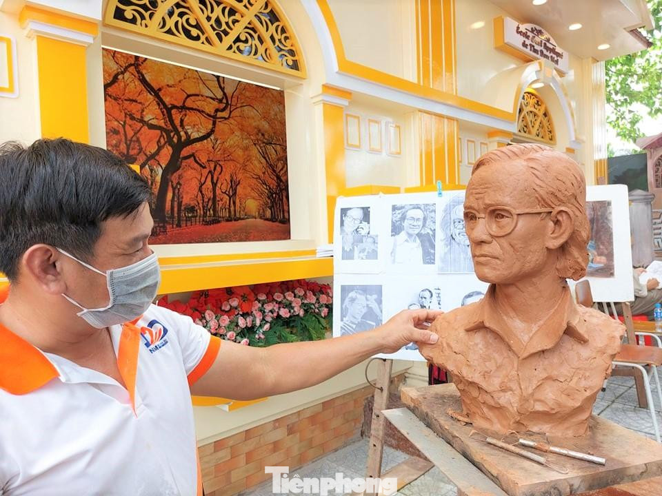 Với những đóng góp cho sự nghiệp giáo dục đào tạo và giáo dục nghề nghiệp, trường Trung cấp Mỹ thuật - Văn hóa Bình Dương đã được Chủ tịch nước tặng thưởng Huân chương Lao động hạng Ba năm 2017, Thủ tướng Chính phủ tặng Bằng khen năm 2012, và nhiều cờ thi đua, bằng khen của UBND tỉnh Bình Dương.