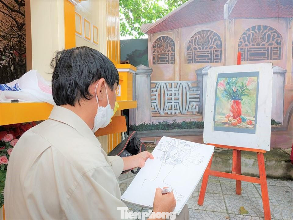 Trường ban đầu có 68 học sinh trong khu vực, ngoại trừ một số học sinh được nhận học bổng từ các tỉnh khác, được hướng dẫn bởi một giáo sư người Pháp với sự hỗ trợ của hai thạc sĩ vẽ và năm quản đốc bản xứ, lãnh đạo trường hầu hết là những hiệu trưởng người Pháp. Từ khi thành lập đến năm 1932, trường đã đào tạo được gần 400 người, đây là lớp nghệ nhân đầu tiên trên đất Thủ có tay nghề giỏi, có tri thức về văn hóa thẩm mỹ, đa số trở thành nghệ sĩ, nhà giáo, nghệ nhân nổi tiếng.