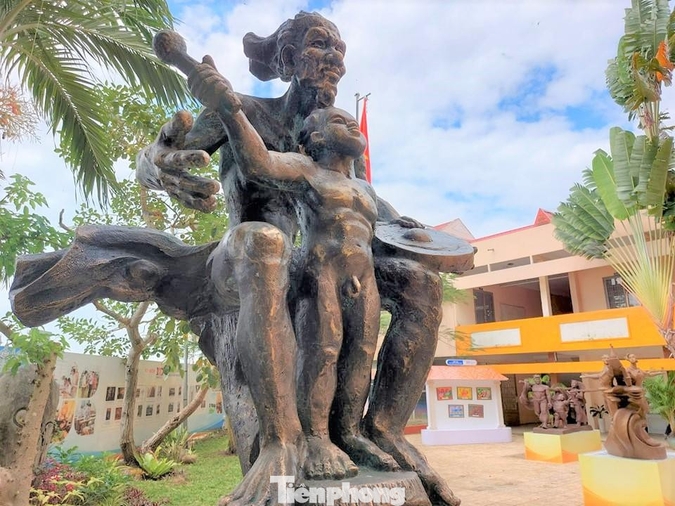 Trường đã đào tạo nhiều lớp nghệ nhân giỏi nghề, có tri thức về văn hóa thẩm mỹ, từ thủ công đến thợ thủ công lành nghề rồi danh xưng họa sĩ, nhà thiết kế, đã có đóng góp thiết thực trong các lĩnh vực đời sống, kinh tế, văn hóa xã hội ở trong và ngoài nước.