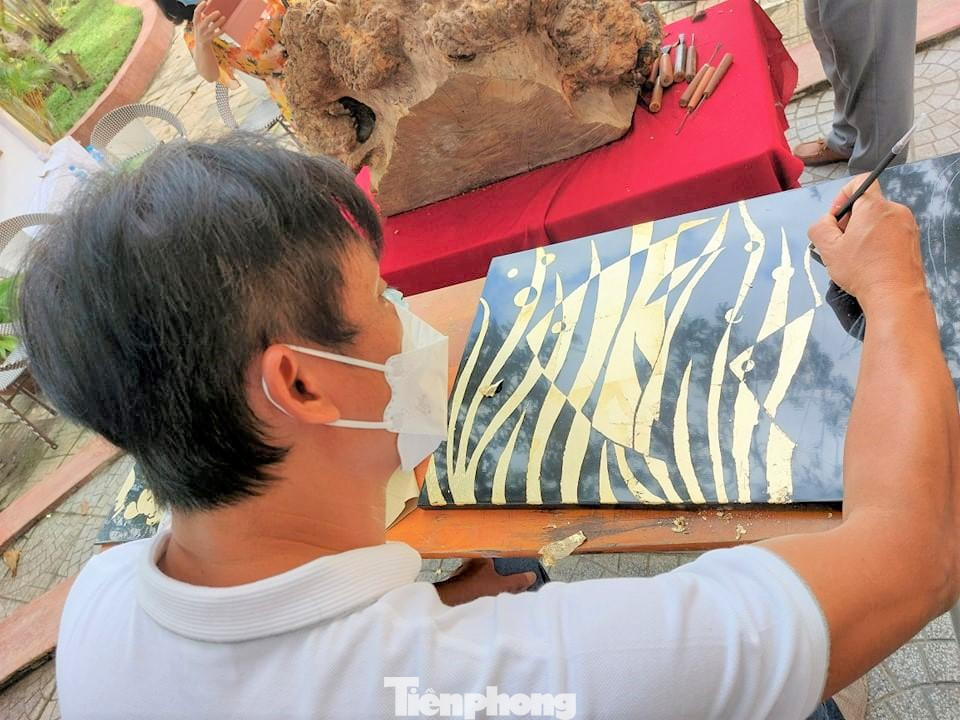 Giai đoạn từ năm 1932-1945, nhà trường đào tạo được 488 học sinh. Hầu hết giáo viên và quản lý người Pháp trước kia được thay thế bằng người Việt Nam, được đào tạo từ trường cao đẳng Mỹ thuật Đông Dương ở Hà Nội và các học sinh tốt nghiệp loại giỏi được giữ lại trường làm giảng viên. Trường đã đào tạo nhiều nghệ nhân, họa sĩ, nhà kinh doanh mỹ nghệ, họ đã thành lập nhiều cơ sở sản xuất tiểu thủ công nghiệp nổi tiếng, góp phần phát triển ngành nghề truyền thống ở địa phương và khu vực, đã tác động việc chuyển hóa công tác đào tạo dạy nghề đến việc cung cấp nguồn nhân lực nghệ nhân giỏi phục vụ nhu cầu lao động vừa có tay nghề cao, vừa có tư duy thẩm mỹ, chế tác sản phẩm thủ công mỹ nghệ có chất lượng. Các nghệ nhân lấy cảm hứng những họa tiết, hình dáng từ các đồ vật trưng bày tại Cố Cung ở Huế và những đồ vật đẹp của Trung Quốc, đã cải biến và cách điệu, sáng tạo ra những bộ bàn ghế phù hợp về hình thức, trang nhã của đường nét, hoàn hảo các họa tiết, hoàn thiện cẩn thận quá trình thực hiện… đã gây ấn tượng giới thượng lưu, công chúng cả Đông Dương rất yêu thích và được gửi qua Pháp triển lãm, đã củng cố thêm danh tiếng của trường phái chế tác nội thất rất nguyên bản ở Nam Kỳ.