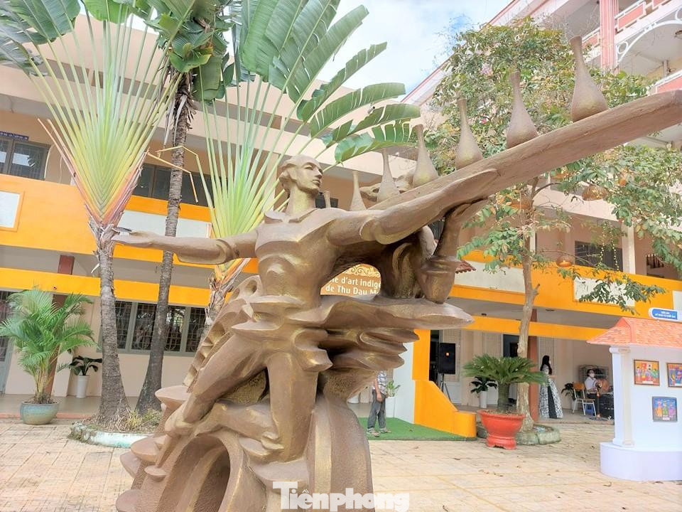 Từ 1964-1975 trường đổi tên là trường Trung học Kỹ thuật Bình Dương, mở thêm ngành đào tạo kỹ thuật như kỹ nghệ sắt và điện kỹ nghệ, phương pháp đào tạo và các ngành nghề truyền thống vẫn được duy trì, bổ sung thêm phần lý thuyết, giảng dạy thực hành bài bản hơn. Giai đoạn sau ngày 30 tháng 4 năm 1975, miền Nam hoàn toàn giải phóng và thống nhất đất nước, trường chuyển từ kỹ thuật sang mỹ thuật thuần túy, đổi tên là Trường Trung học Mỹ thuật Công nghiệp Sông Bé thuộc Bộ Công nghiệp nhẹ quản lý. Đến năm 1982 trường được giao về tỉnh Sông Bé quản lý, trực thuộc Ban Giáo dục chuyên nghiệp tỉnh, nay là Sở Giáo dục và Đào tạo Bình Dương. Trường thu hẹp khu vực tuyển sinh, đào tạo theo hệ trung cấp chuyên nghiệp và bổ sung thêm ngành giáo viên hội họa ngành phổ thông cơ sở.