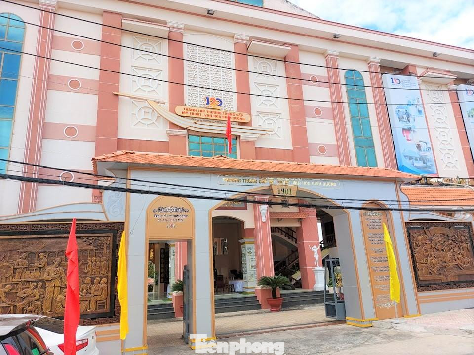 Thầy Lê Quang Lợi, Phó Hiệu trưởng phụ trách nhà trường cho biết, trường Mỹ nghệ bản xứ Thủ Dầu Một chính là tiền thân của Trường trung cấp Mỹ thuật – Văn hóa Bình Dương ngày nay, đây là một trong những trường mỹ nghệ ứng dụng ra đời sớm nhất ở Đông Dương do chính quyền thuộc địa mở từ năm 1901.