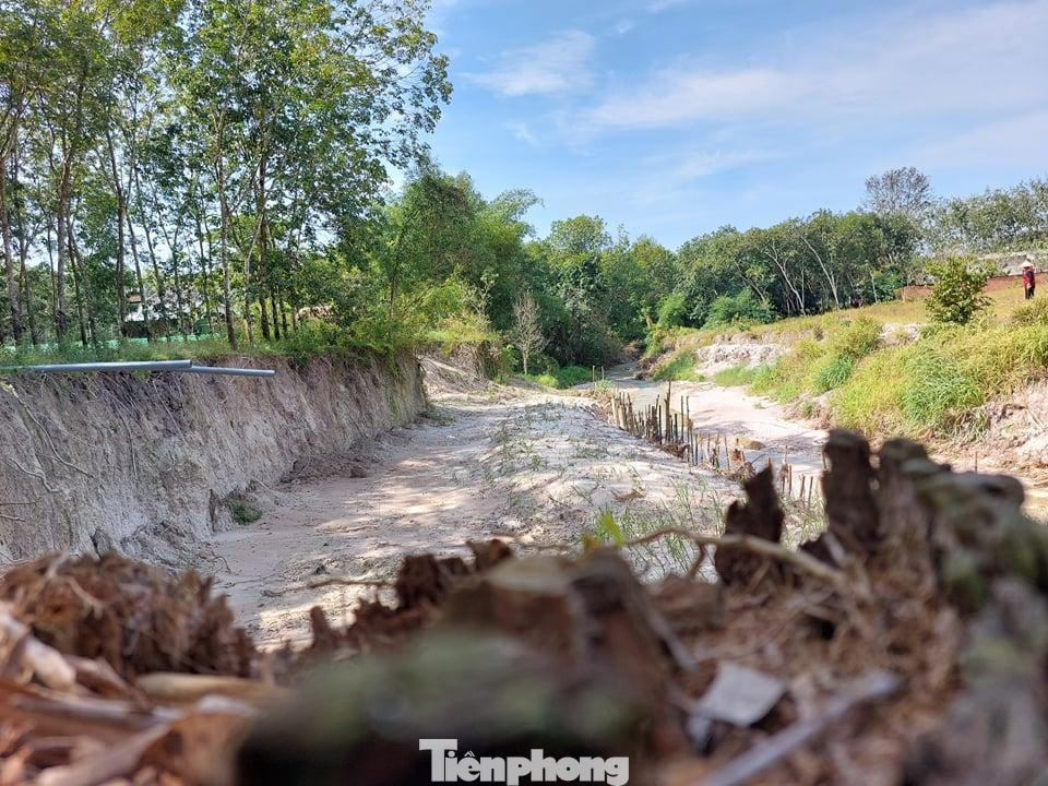 Diện tích đất của các hộ dân hai bên con suối bị sạt lở rất lớn