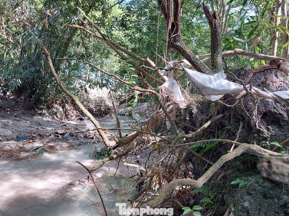 Người dân địa phương cho hay, do đang là mùa mưa nên lượng nước đổ về quá lớn, trong khi con suối nhỏ chưa được xây dựng bờ bao dẫn đến sạt lở.