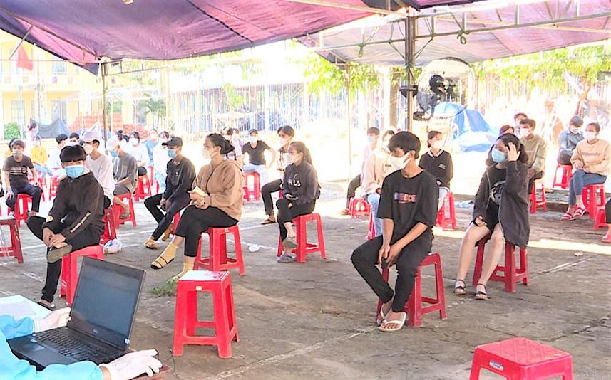 Ngày 21/11, tỉnh Bình Phước triển khai tiêm vắc xin cho trẻ em, bắt đầu ở độ tuổi 16 và 17 tuổi. Trong ngày, các địa phương trên toàn tỉnh Bình Phước đồng loạt tiêm vắc xin phòng COVID-19 cho trẻ em.