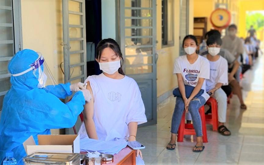 Với các xã vùng sâu, có nhiều đồng bào dân tộc thiểu số sinh sống, nhưng trong sáng nay, vượt qua nỗi lo, các em rất hào hứng tiêm vắc xin. Em Thị Sô Đa (17 tuổi, ở ấp Chàng Hai, xã Lộc Quang, huyện Lộc Ninh) nói: “Lần đầu tiêm nên hồi hộp nhưng cứ nghĩ có thể sớm quay lại trường học là em bớt lo”.