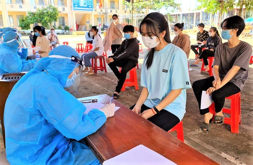 So với trẻ em ở thành phố, thị xã, các em nhỏ tại huyện vùng sâu, vùng xa, vùng biên giới thuộc tỉnh Bình Phước có phần bất ngờ khi được tiêm vắc xin phòng COVID-19. “Em có chút hồi hộp trước khi tiêm vắc xin vì đây là lần đầu tiên”, em Cao Thị Giang ngụ ấp Bồn Xăng, xã Lộc Quang, huyện Lộc Ninh chia sẻ.