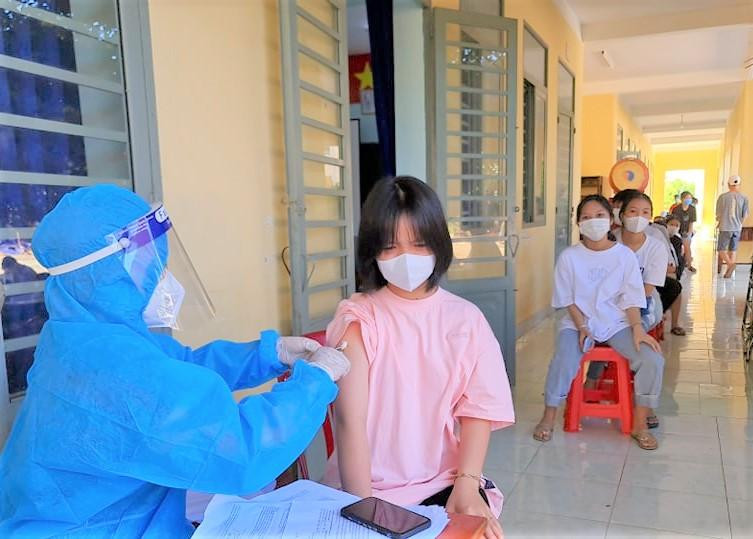 Việc tiêm vắc xin phòng COVID-19 ở các điểm tiêm chủng vùng sâu, vùng xa, vùng đi lại khó khăn, tỉnh Bình Phước triển khai 1 đội cấp cứu lưu động tại mỗi cụm 3 - 4 xã hoặc điểm tiêm chủng. Trẻ em khi đến điểm tiêm được đo thân nhiệt, khai báo y tế và khám sàng lọc kỹ. Người được tiêm không nằm trong diện nghi ngờ mắc COVID-19 hay có tiền sử tiếp xúc gần với ca bệnh trong vòng 14 ngày. Sau khi tiêm vắc xin, trẻ được theo dõi tối thiểu 30 phút tại điểm tiêm và tự theo dõi 28 ngày sau tiêm, đặc biệt trong 7 ngày đầu sau tiêm.