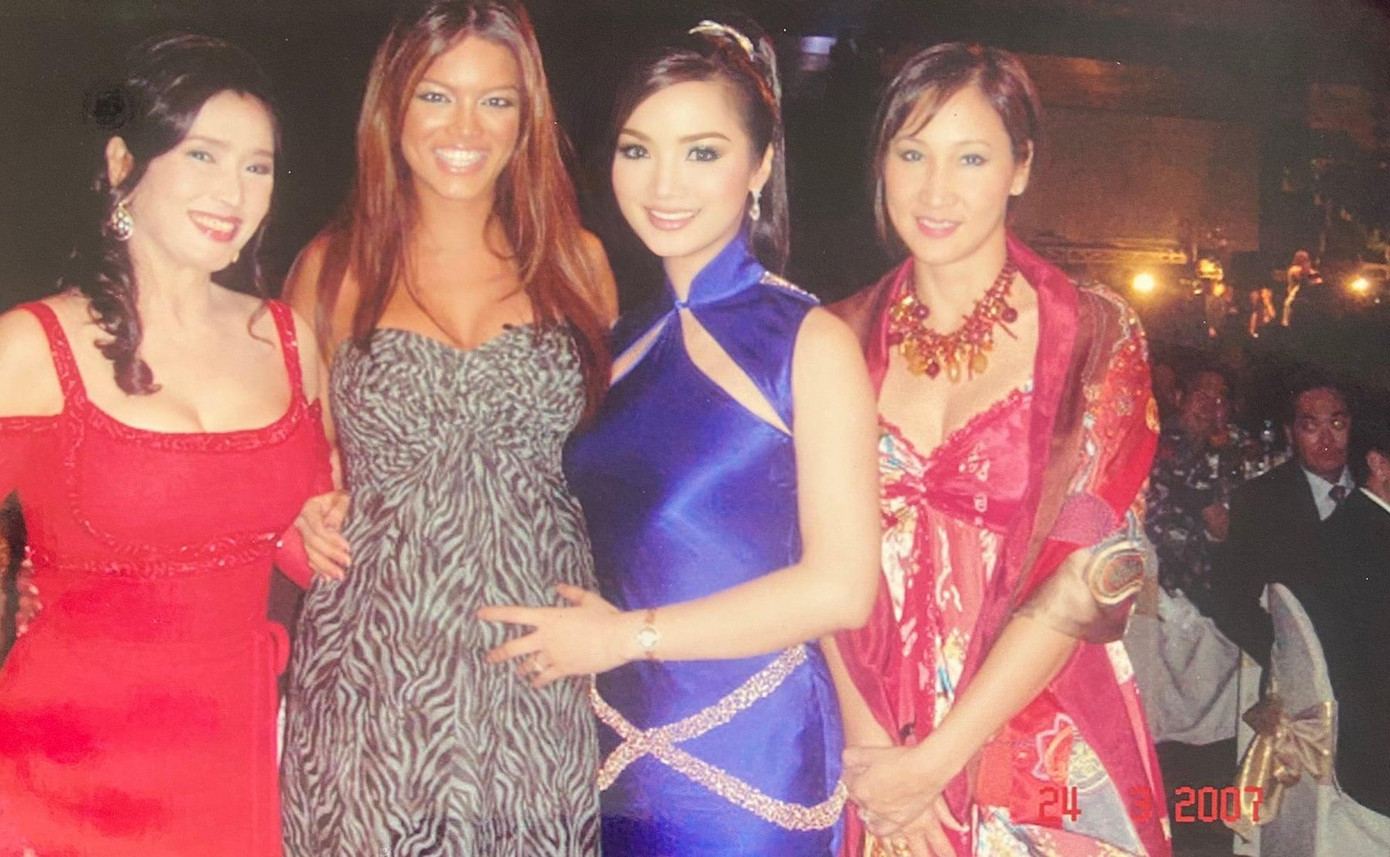 Giáng My cũng có khoảnh khắc đọ dáng cùng Hoa hậu Hoàn vũ 2006 người Puerto Rico - Zuleyka Rivera (thứ hai từ trái sang). Đứng bên mỹ nhân nức tiếng nhưng Giáng My vẫn toát lên thần thái vô cùng xinh đẹp, quyến rũ.