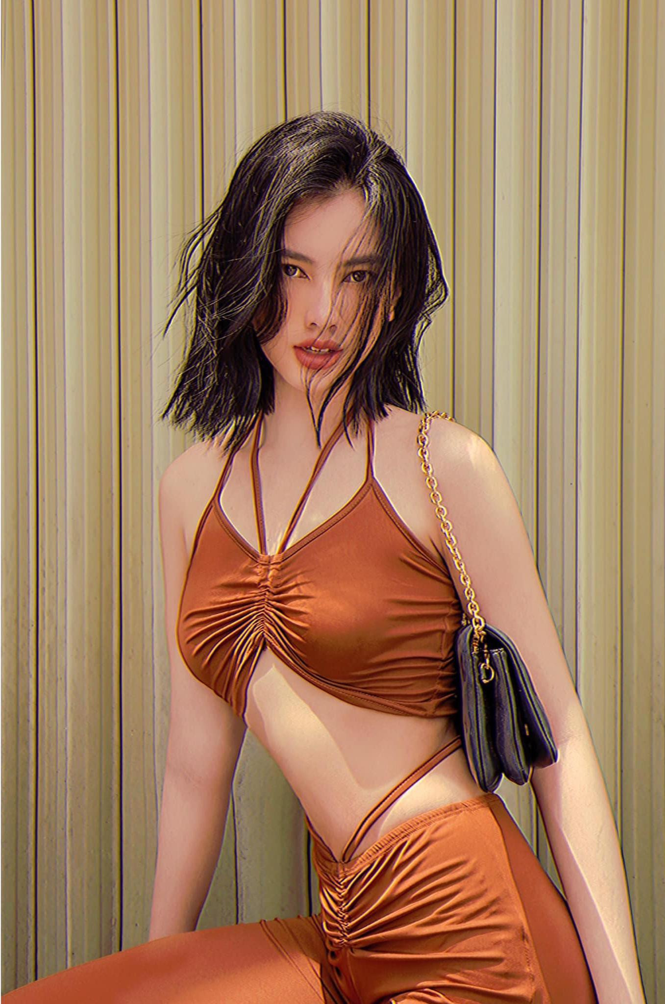 Người đẹp Cẩm Đan diện set đồ màu cam cắt xẻ táo bạo khoe trọn body quyến rũ.