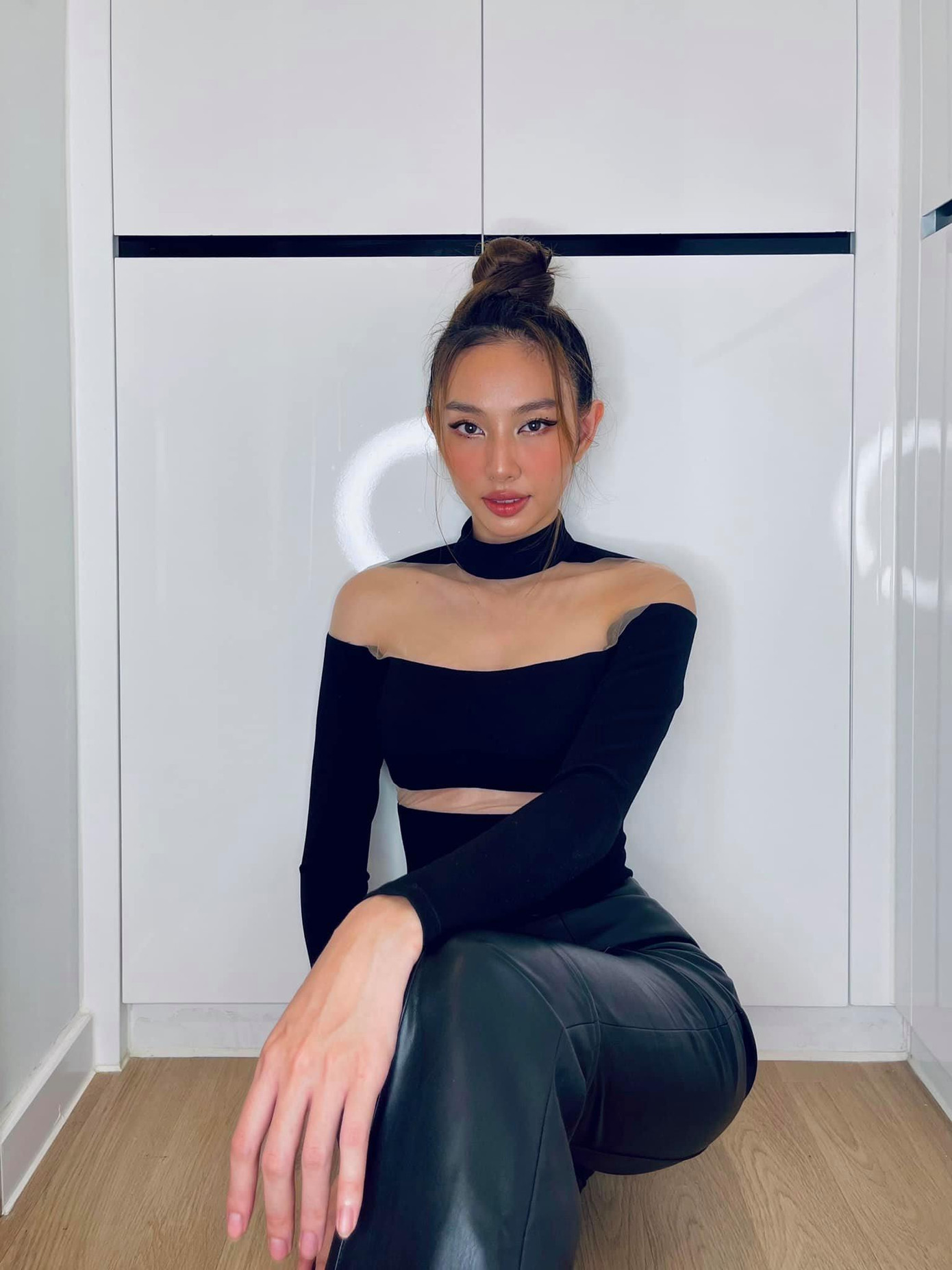 Chiếc áo với những đường cắt xẻ tinh tế giúp người đẹp khoe khéo đường cong quyến rũ.