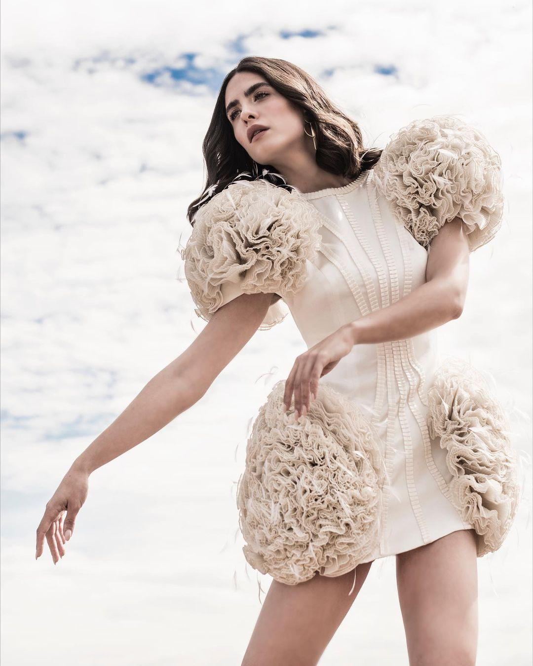 Julianna Rio là một người mẫu tại quê nhà. Vẻ đẹp mảnh khảnh, cá tính của cô được cho là phù hợp hơn với hình ảnh một model.