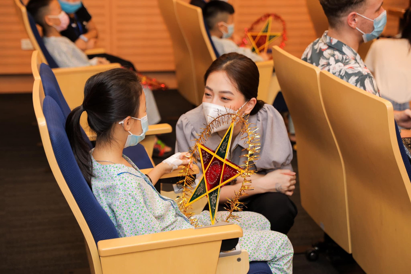 Á hậu Phương Nga tích cực tham gia từ thiện trong mùa dịch.