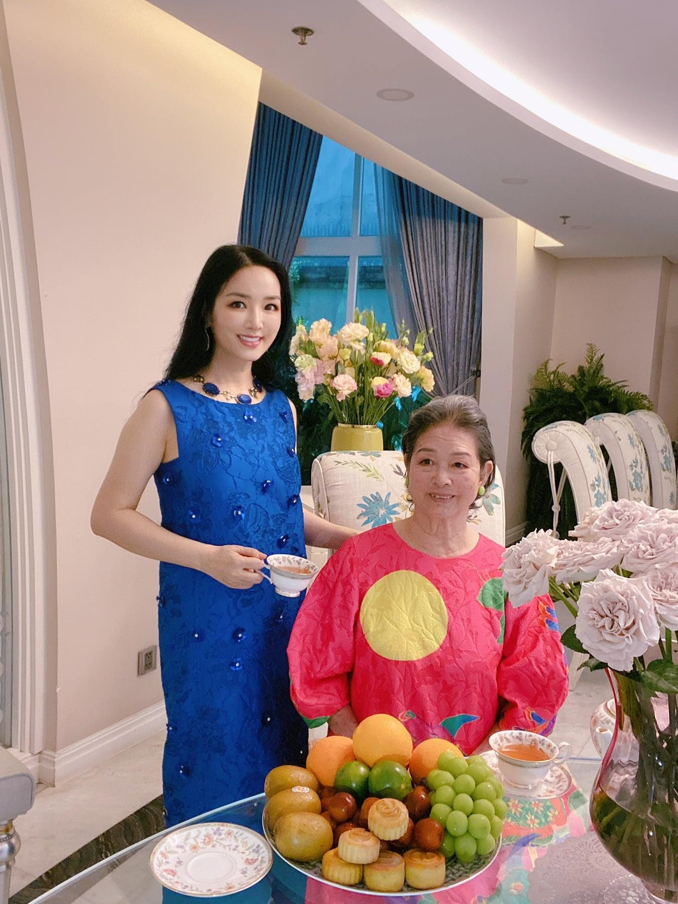 Hoa hậu Đền Hùng Giáng My và mẹ quây quần đón Tết Trung thu trong mùa dịch.